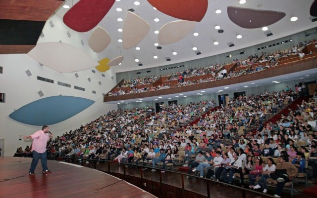 UCV-ASAMBLEA-DE-ESTUDIANTES-EN-EL-AULA-MAGNA-POR-CRISIS-FINANCIERA-UNIVERSITARIA-02