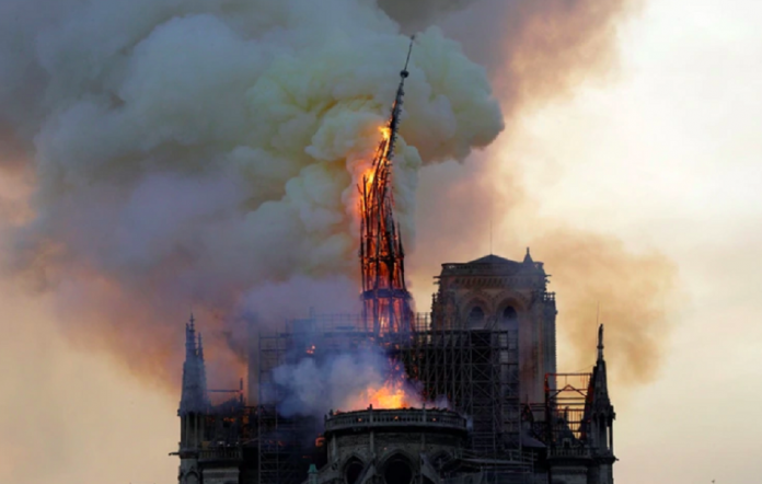 15 Gran incendio consume la catedral de Notre Dame de París