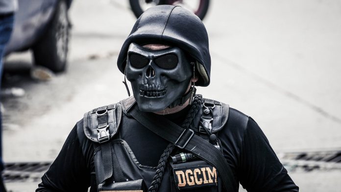 Sebastiana Barráez: El régimen ordenó a la DGCIM que vigile los comandos y prohibió la entrada de oficiales retirados | Maduro se lava las manos: Detenidos dos DGCIM por asesinato 3 El régimen de Maduro creó un DGCIM paralelo con expresidiarios, denuncia el Instituto CASLA