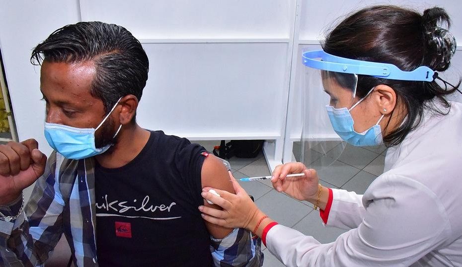 los trabajadores sanitarios del sector privado denuncian que se les ha ignorado en el programa de vacunacion