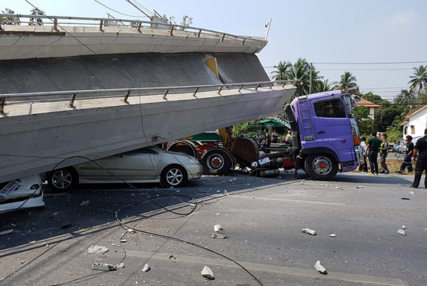 Un paso elevado para peatones se derrumba tras ser atropellado por un camión